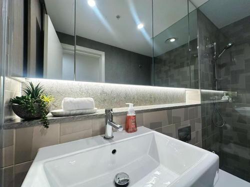 Baðherbergi á Stylish 1BR suite with City-view & Balcony