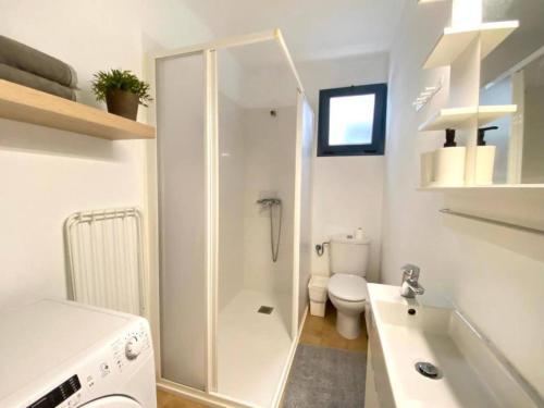 ein Badezimmer mit Dusche, Toilette und Waschbecken in der Unterkunft La Santa Azul in La Santa