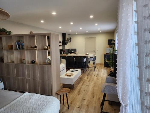 une chambre avec un lit et un bureau et une cuisine dans l'établissement Gîte 