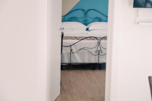 a hallway leading to a bedroom with a bed at Agriturismo Le Marognole in Colà di Lazise