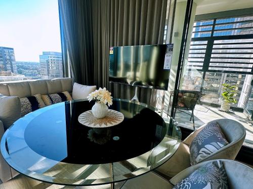 Una televisión o centro de entretenimiento en Stylish 1BR suite with City-view & Balcony