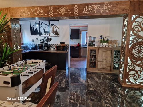 a dining room with a table and a kitchen at Pokoje Gościnne U Moniki i Daniela in Zakopane