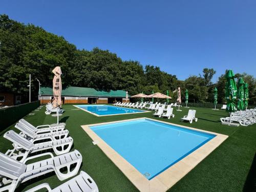 Bazén v ubytování Hotel Doi Haiduci nebo v jeho okolí