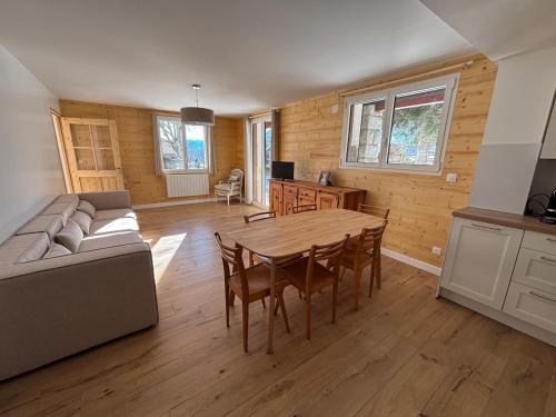 un salon avec une table et un canapé dans l'établissement Chalet 3 chambres avec jardin - Les Angles, aux Angles