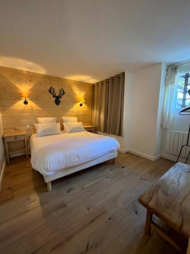 une chambre avec un lit blanc et un parquet dans l'établissement Chalet 3 chambres avec jardin - Les Angles, aux Angles