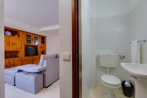 un bagno con un water e un lavandino di Casa das Orquídeas ad Aljezur