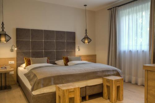 Una cama o camas en una habitación de Das Grafenstein Familienresidence