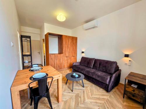 un salon avec un canapé et une table dans l'établissement L'appartement 1 by Vindihouses, à Ressille