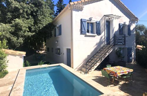 une villa avec piscine et une maison dans l'établissement Maison Familiale, à Nîmes