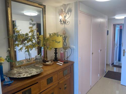un miroir au-dessus d'une commode dans une pièce dans l'établissement Neptune I6 Hardelot, à Neufchâtel-Hardelot
