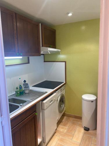 une cuisine avec un évier et une machine à laver dans l'établissement Neptune I6 Hardelot, à Neufchâtel-Hardelot
