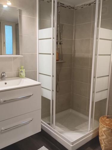 une salle de bain avec douche et lavabo dans l'établissement Studio zen, à Bastia