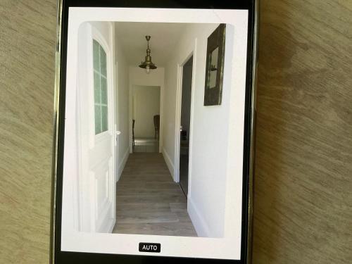 une image encadrée d'un couloir dans une maison dans l'établissement Les cedres, à Saint-Pierre-le-Moûtier