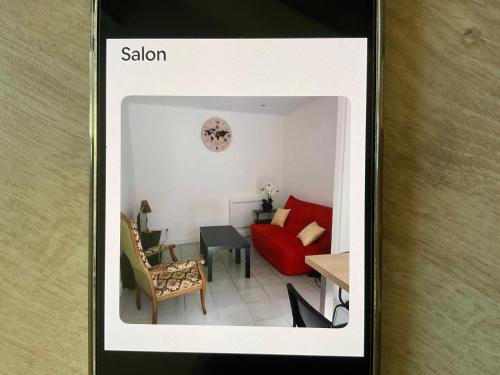 une photo d'un salon avec un canapé rouge dans l'établissement Les cedres, à Saint-Pierre-le-Moûtier