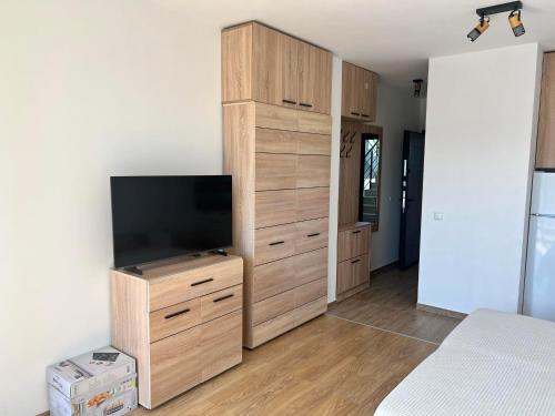 TV a/nebo společenská místnost v ubytování Modern Comfort Studio with Terrace Tsarevo