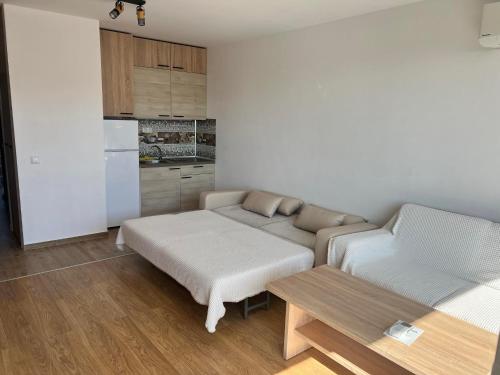 Kuchyň nebo kuchyňský kout v ubytování Modern Comfort Studio with Terrace Tsarevo