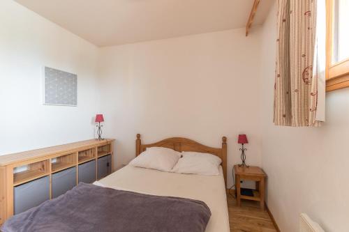 une chambre avec un lit et une fenêtre dans l'établissement Les Valerianes - Vue Montagne, aux Orres