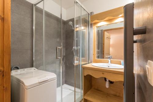 une salle de bain avec douche et lavabo dans l'établissement Les Valerianes - Vue Montagne, aux Orres