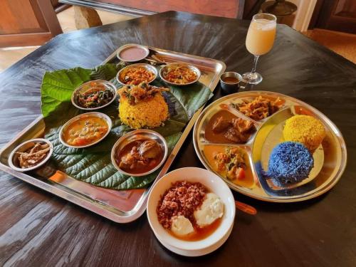 a table with a tray of food on a table at Umandawa Jeewaka Asapuwa in Madahapola