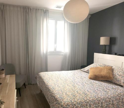 une chambre avec un lit et une fenêtre dans l'établissement Maison Familiale, à Nîmes