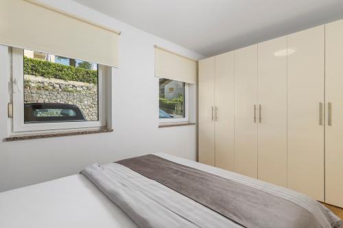 Posteľ alebo postele v izbe v ubytovaní Pool Apartment Maurina Opatija with sea view