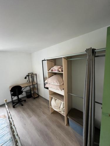 une chambre avec un lit superposé et un bureau dans l'établissement appart Alain, à Langogne