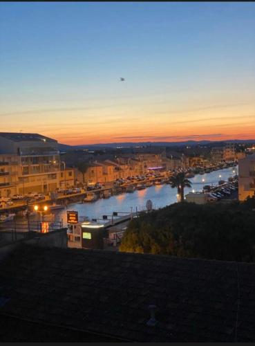 a view of a river at sunset at Duplex Lumineux- Vue Canal- Centreville- 6pers in Palavas-les-Flots