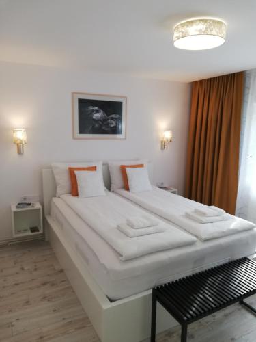 Ένα ή περισσότερα κρεβάτια σε δωμάτιο στο KM Art Apartman