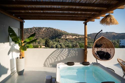 una vasca idromassaggio sul patio di una casa di Arbona Apartment IIΙ - View a Vóroi