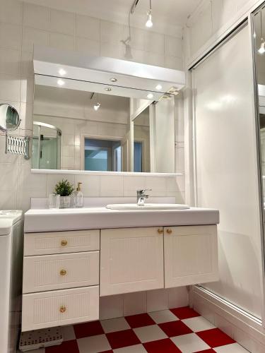 une salle de bain avec un lavabo et une douche dans l'établissement Elégance d'époque - Vue Panoramique Mer, à Villefranche-sur-Mer