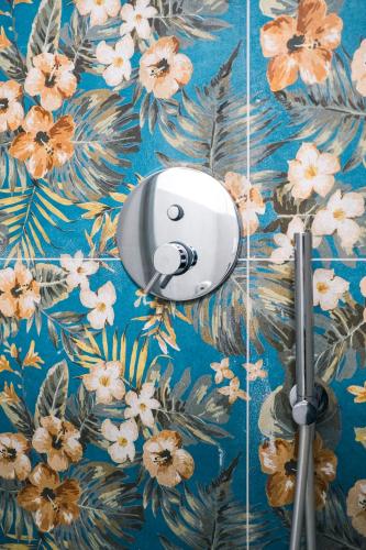 a mouse on a tiled wall with flowers at Dal Monaco - casa verde in Castellana Grotte