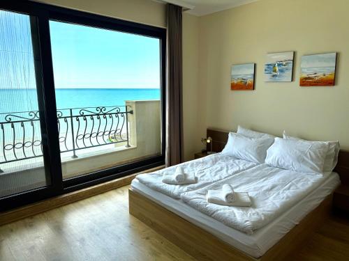 En eller flere senge i et værelse på Cosher - Gardenia Palace Apt 7 Free Parking