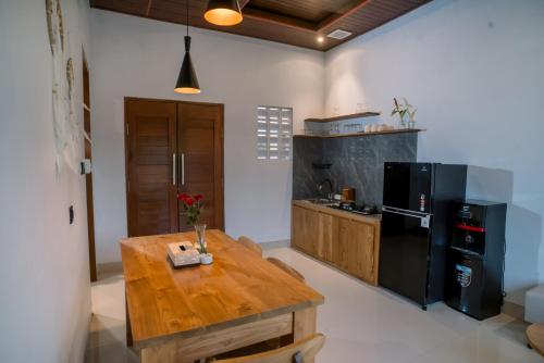 Dapur atau dapur kecil di Arga Private Pool Rice Field Villa by EPS
