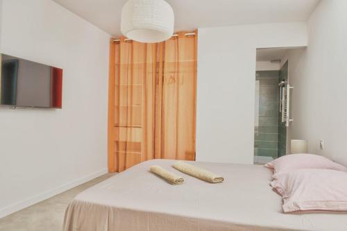 une chambre avec un lit avec deux serviettes dessus dans l'établissement Villa Louise, à Lapalme