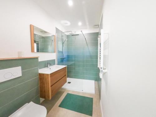 une salle de bain avec toilettes, lavabo et douche dans l'établissement Villa Louise, à Lapalme