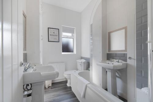 Bilik mandi di New! 2BR in Mowden Terrace