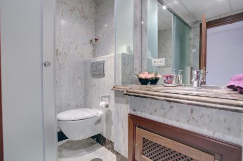 Koupelna v ubytování Tranquil Beachfront Apartments Mar Azul Resort