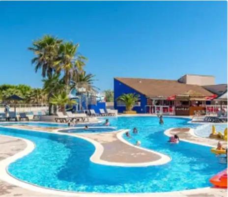 Photo de la galerie de l'établissement Mobil-home Panoramique climatisé bord de mer dans camping 5 étoiles, à Torreilles