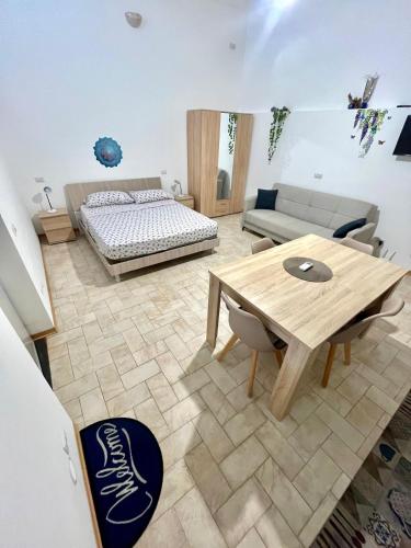 a living room with a table and a bed at Casamare in Torre Forte