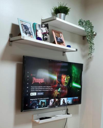 JoRan Staycation 1BR Unit near Moa with Netflixにあるテレビまたはエンターテインメントセンター