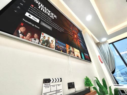 TV a/nebo společenská místnost v ubytování SKYHOTEL - Apartments & Cinema rooms - FREE Laundry