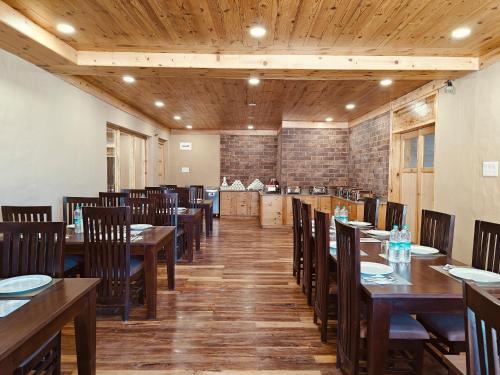 Restaurace v ubytování Hotel Rongtong - Kaza