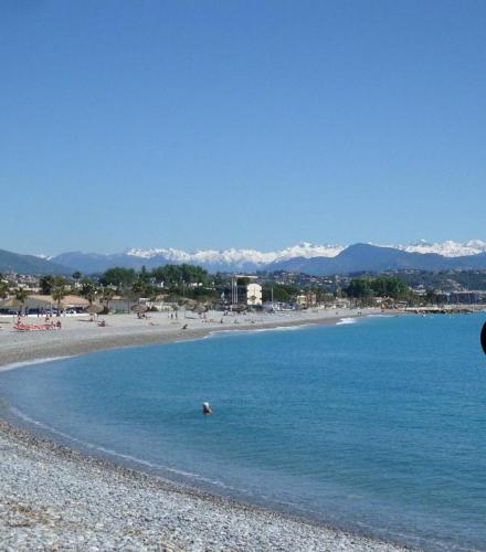Photo de la galerie de l'établissement Tabarly 4 Pers AC Swimming Pool 2 Bedrooms, à Villeneuve-Loubet