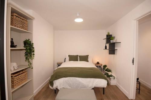 Postel nebo postele na pokoji v ubytování Cosy 2-Bed Apartment in Penarth Town Flat 1