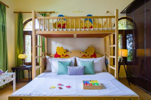 ein Etagenbett mit Winnie die Puuh-Plüschtiere darauf in der Unterkunft Heaven on Hills by The StayCationer in Bhīm Tāl