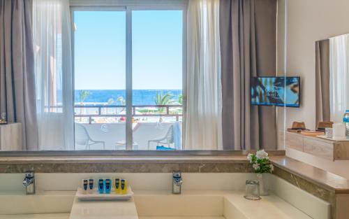 A television and/or entertainment centre at Three Corners Equinox Beach Resort