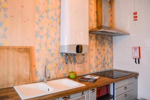 Dapur atau dapur kecil di Charming T3 with patio, beach and surf