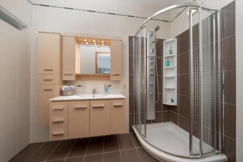 Bilik mandi di Φ Villa by A&D Properties
