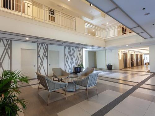 Posezení v ubytování Family Escape Modern Retreat Skyline View Full Kitchen at Prisma close to BGC