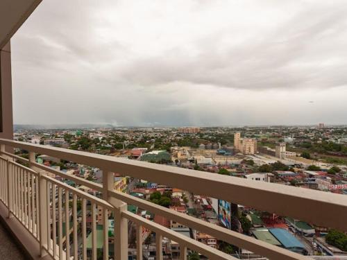 Balkón nebo terasa v ubytování Family Escape Modern Retreat Skyline View Full Kitchen at Prisma close to BGC